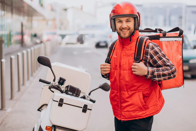 Homem trabalhador por aplicativo