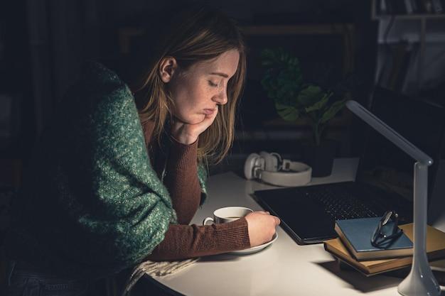 mulher com doença por excesso de trabalho: ansiedade