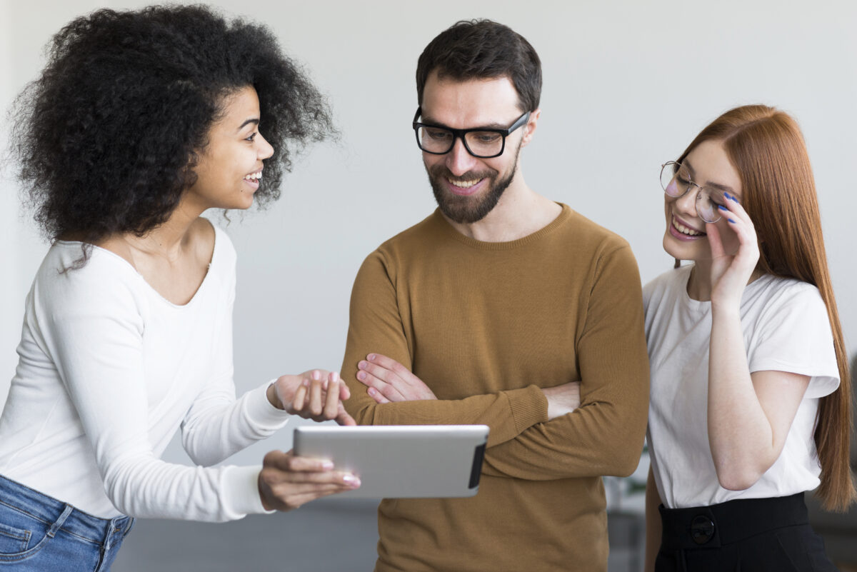 Colaboradores conversando no trabalho