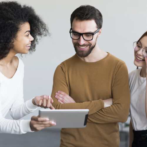 Colaboradores conversando no trabalho