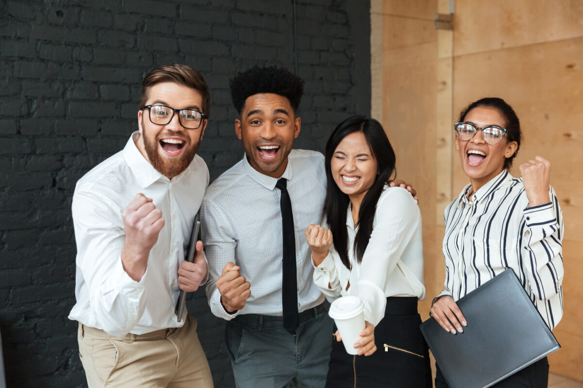 equipe de trabalho promovendo a prevenção contra a síndrome de burnout