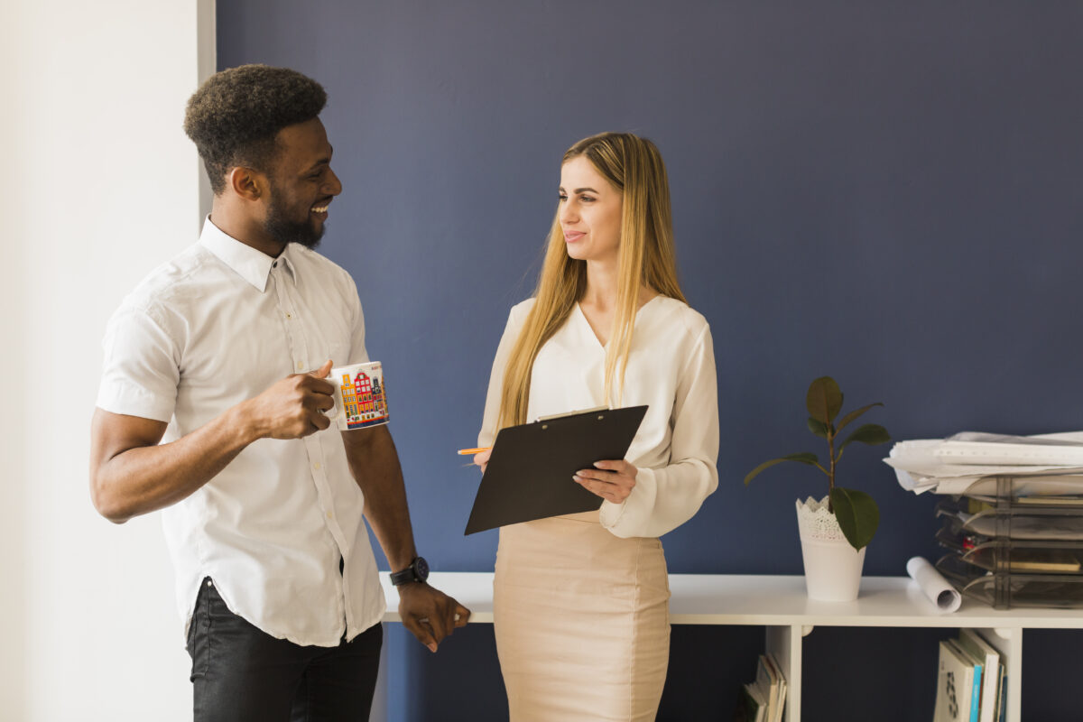 colaboradores trabalhando presencialmente na sede da empresaa