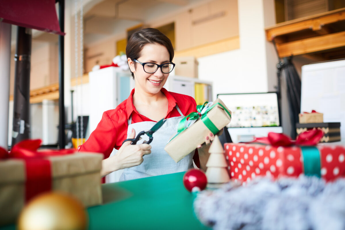 mulher em um trabalho temporário de natal