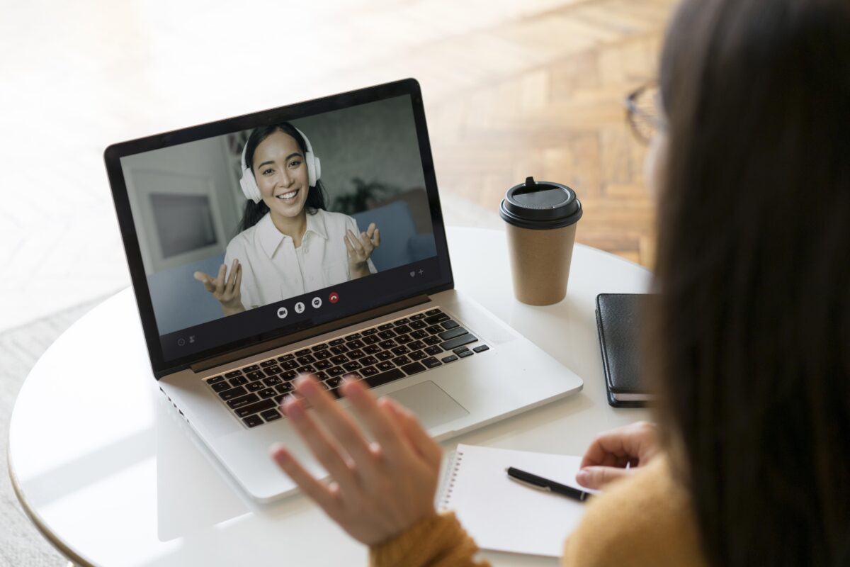 candidata realizando entrevista por meio de plataformas digitais
