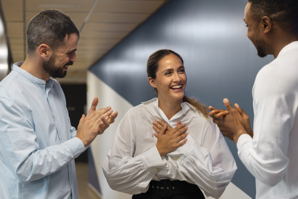 líder elogiando o desempenho de sua liderada