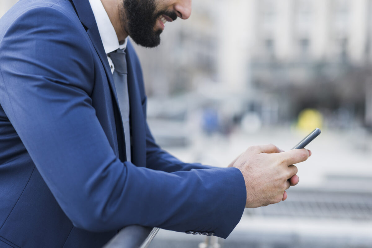 homem tem mobilidade de registro com o ponto digital