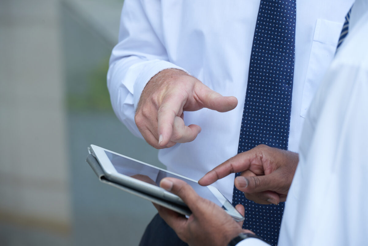 pessoa realizando o registro de ponto coletivo pelo tablet