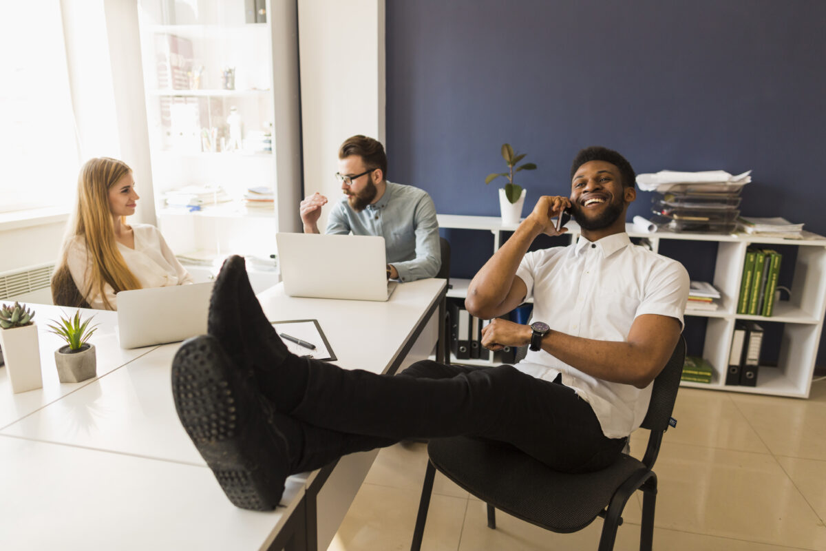 jovens da geração z em um ambiente de trabalho descontraído 