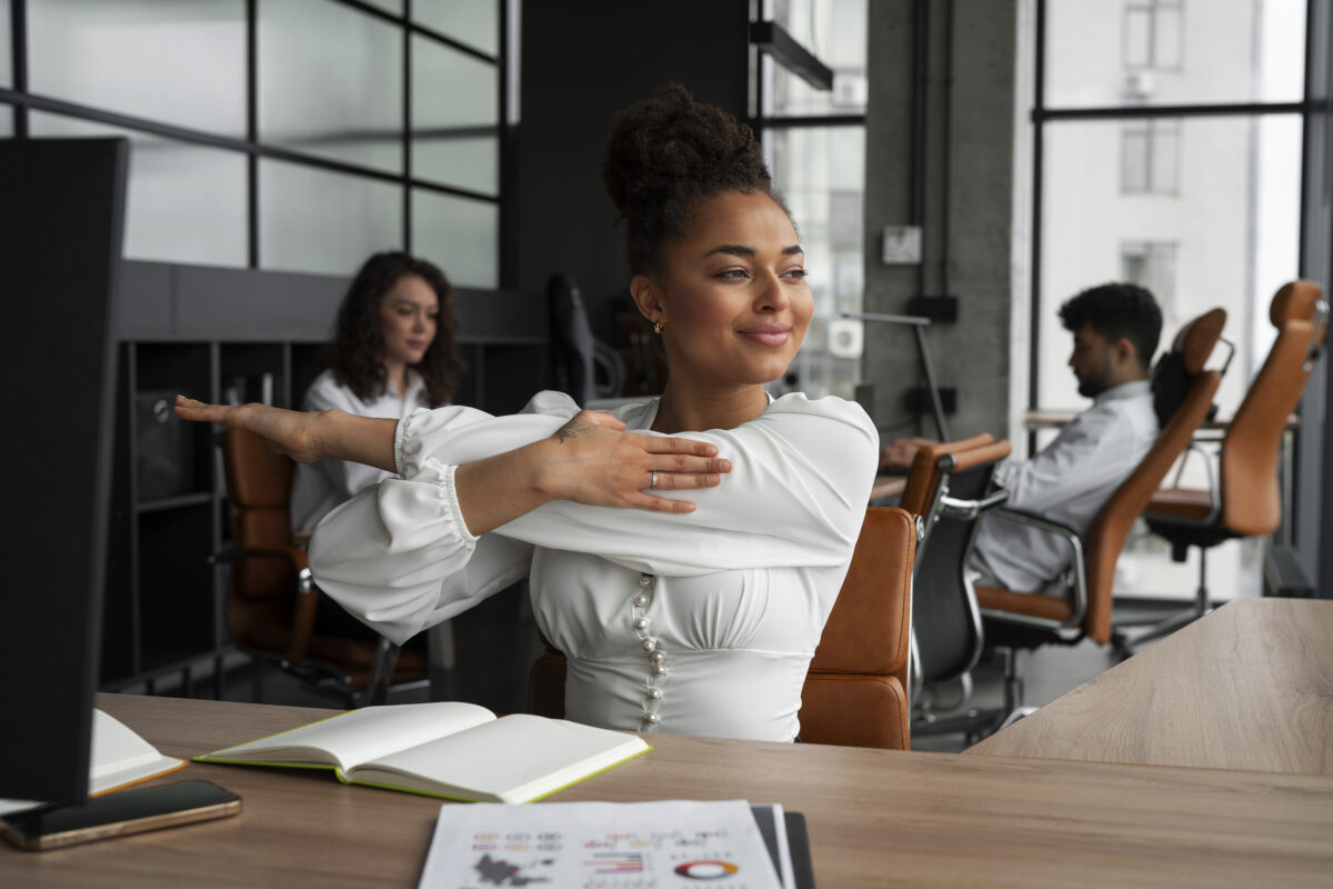 mulher praticando exercícios laborais no escritório de trabalho