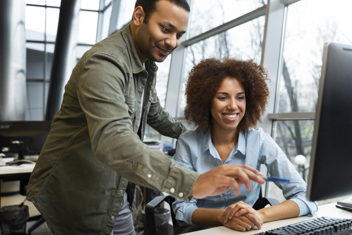 colegas de empresa trabalhando juntos