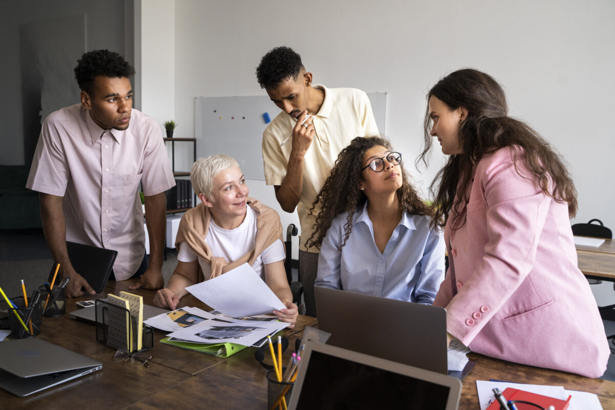 pessoas diversas no ambiente de trabalho