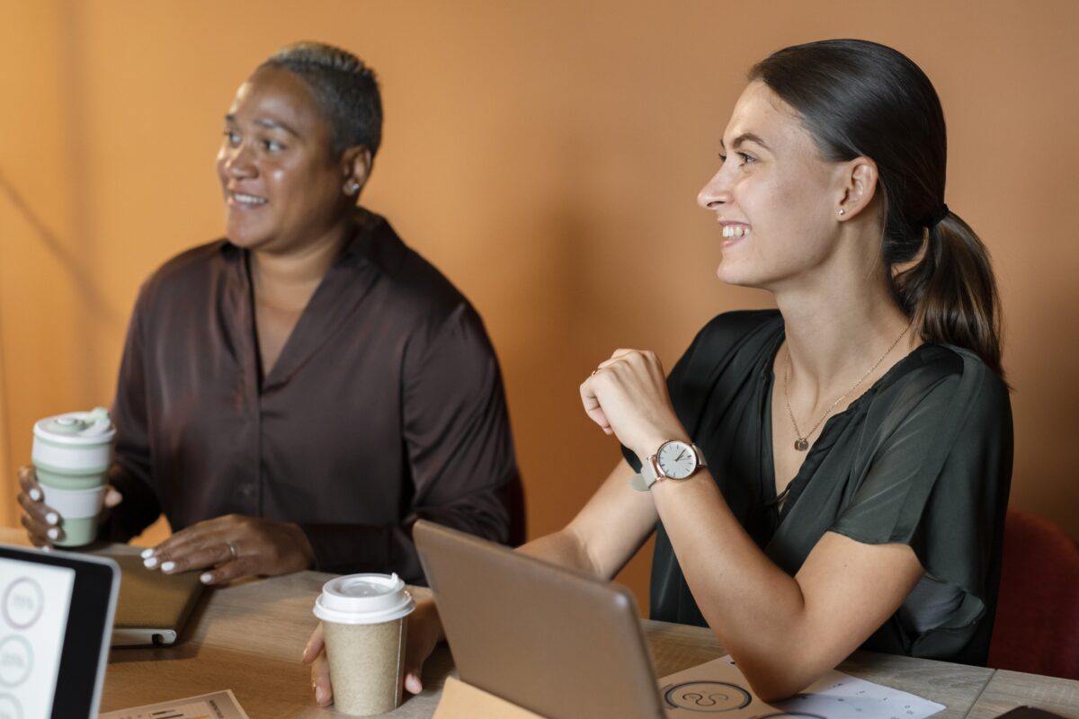 reunião de uma mulher branca e uma mulher preta, representando a diversidade no trabalho