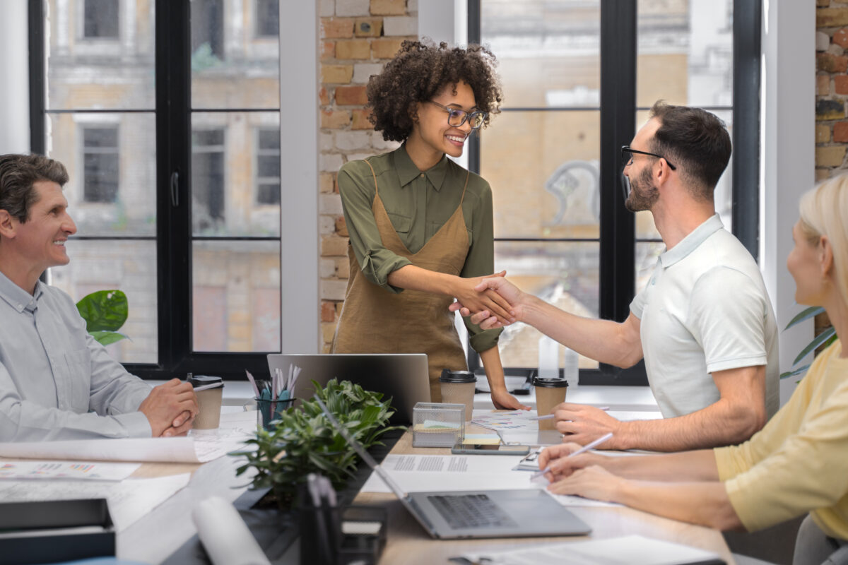 colaboradora passando pelo processo de onboarding
