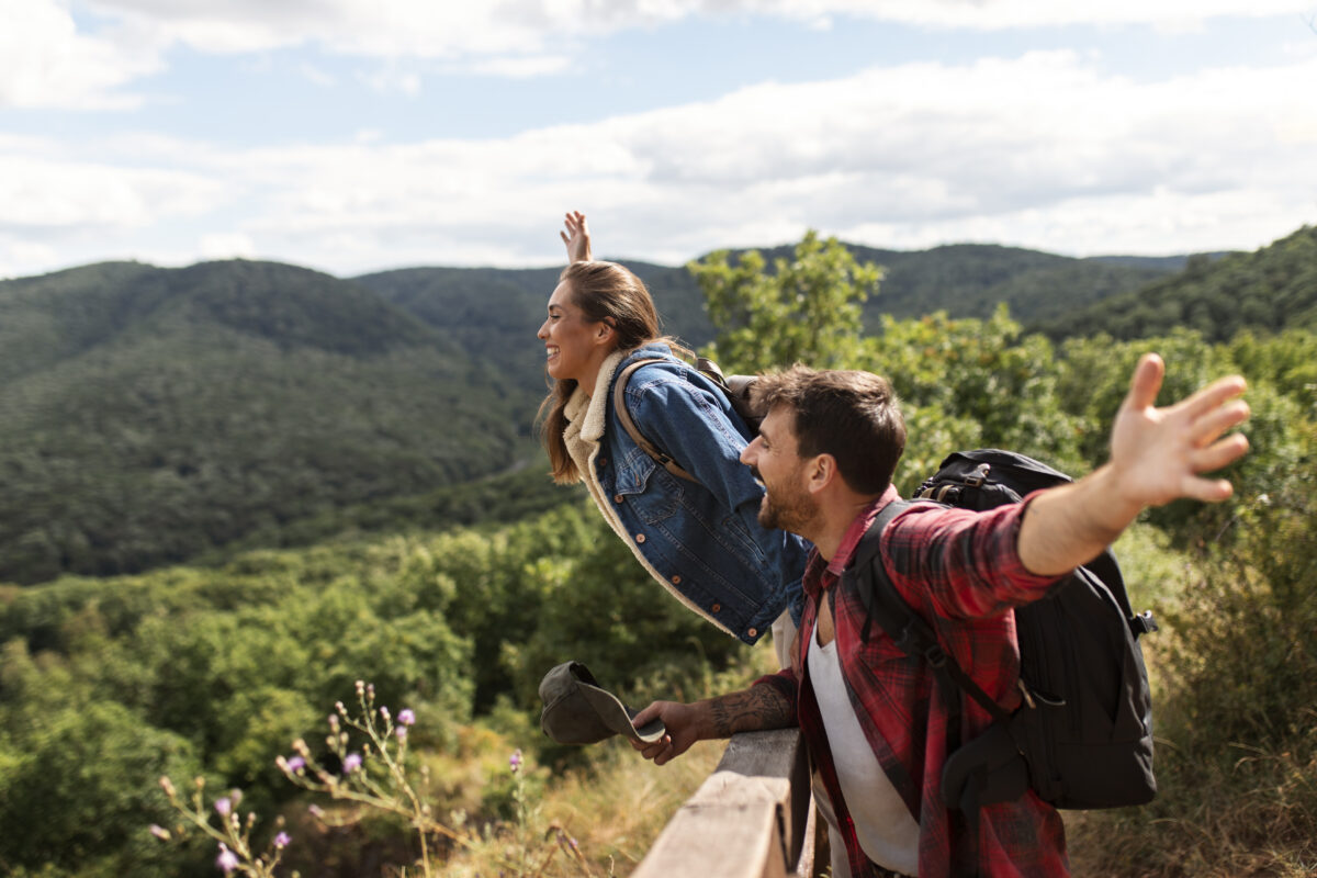 casal conseguindo realizar viagens com auxilio do 13° salário