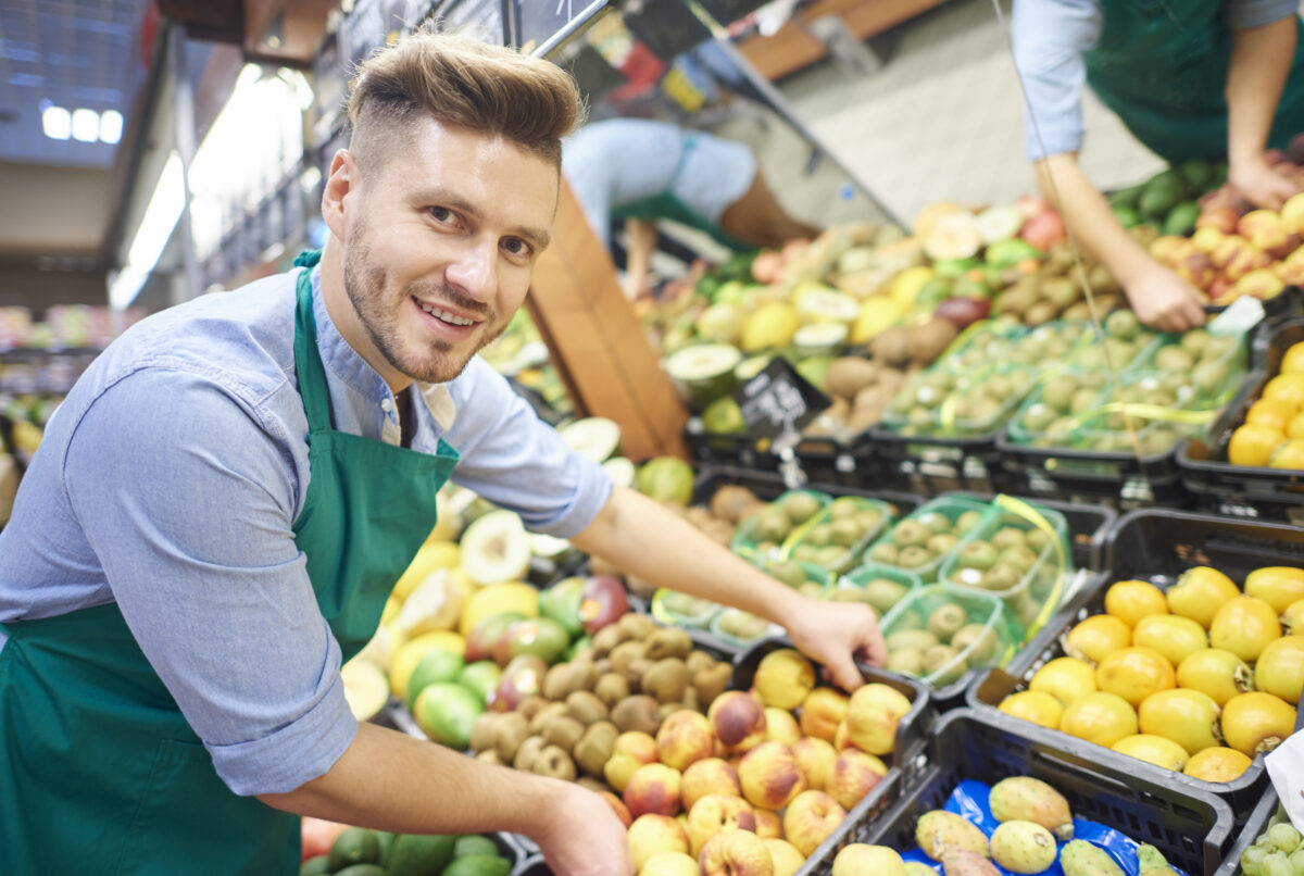 homem realizando trabalho temporário em um supermercado