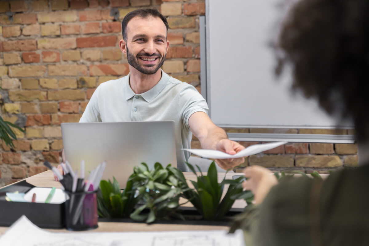 homem realizando atividades no trabalho e com rotina organizada devido ao gerenciamento pessoal