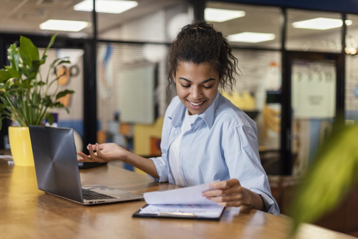 mulher em escritório corporativo realizando o gerenciamento pessoal das suas atividades