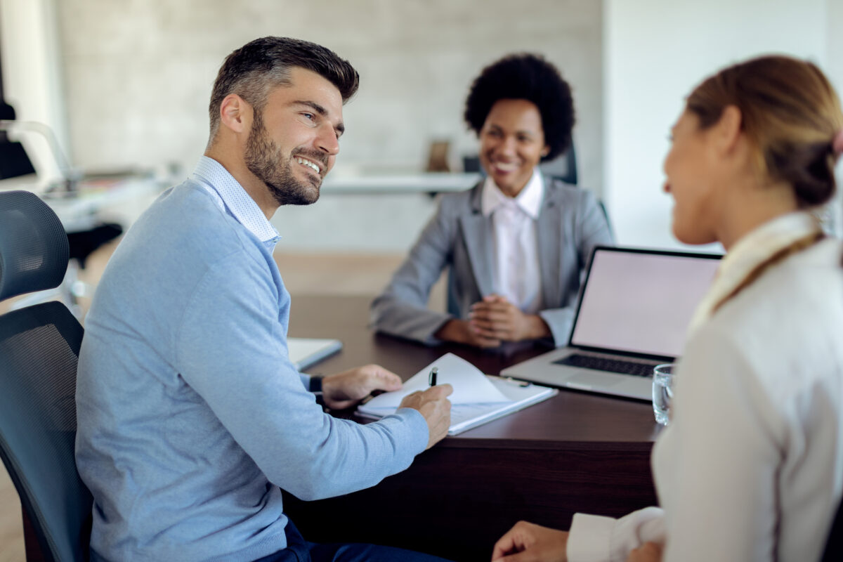 colaboradores da equipe de rh trabalhando estratégicamente