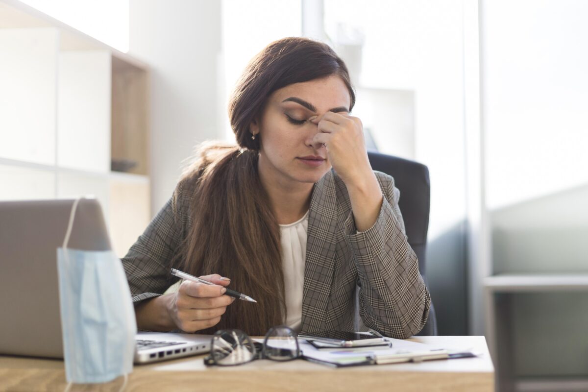 colaboradora em ambiente corporativo enfrentando o desengajamento no trabalho