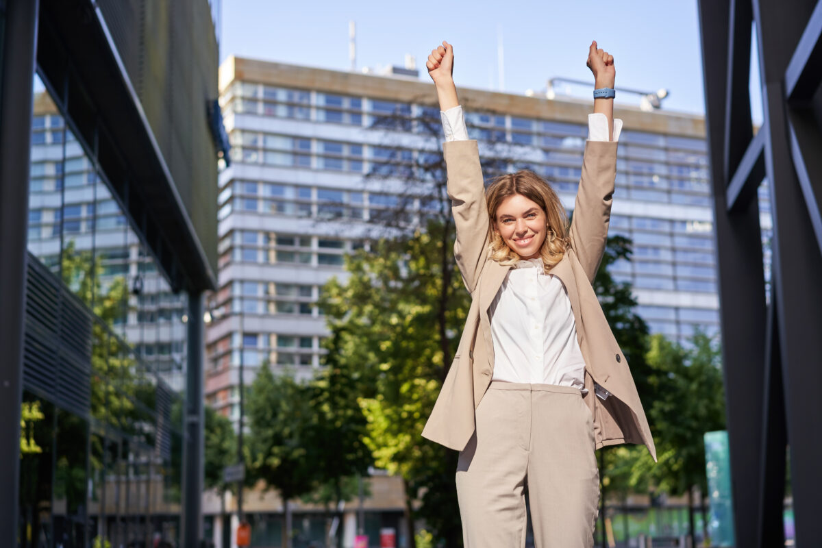 colaboradora contente por estar conseguindo equilibrar vida pessoal e profissional 