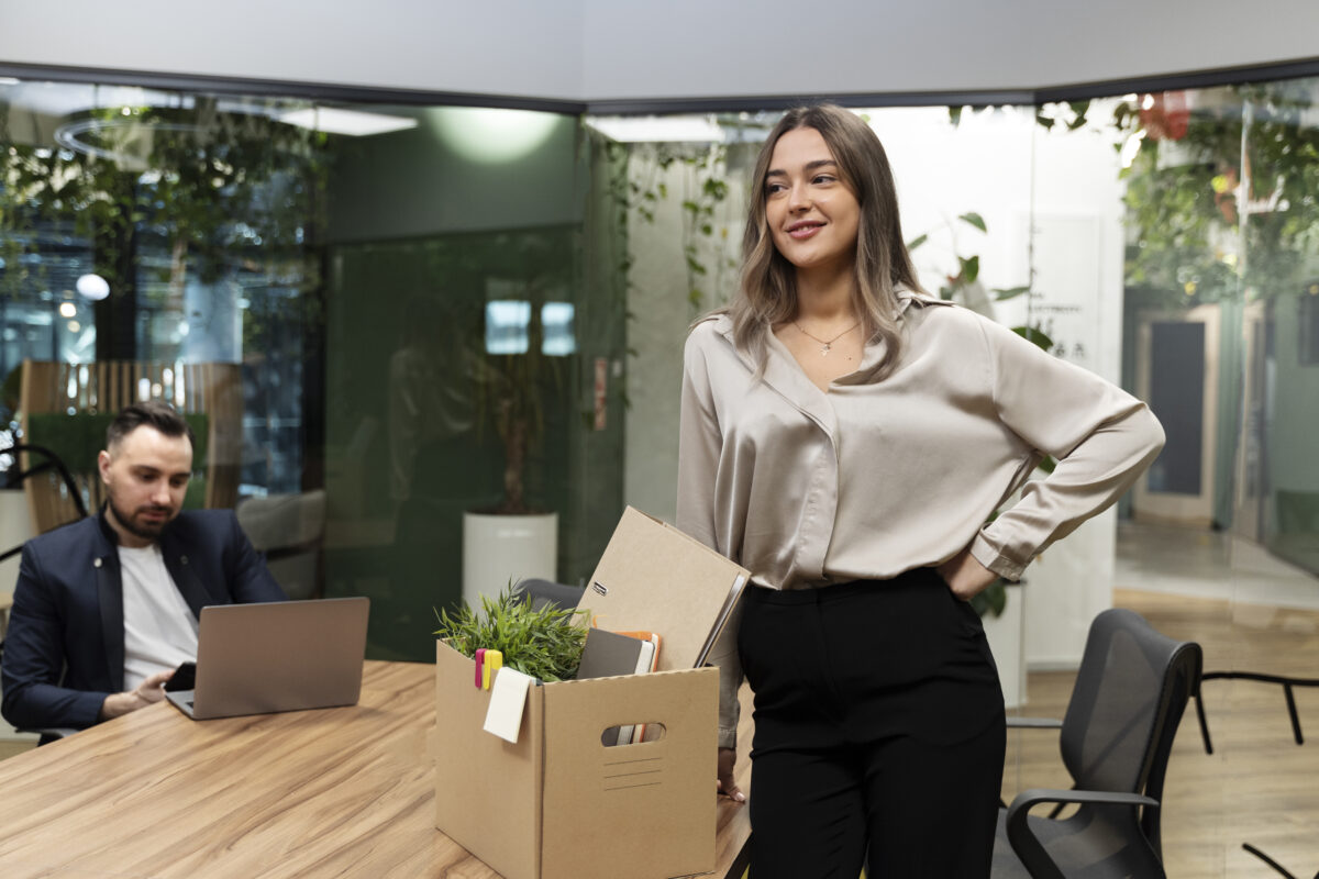 executiva com seus itens de trabalho, deixando a empresa em que trabalha