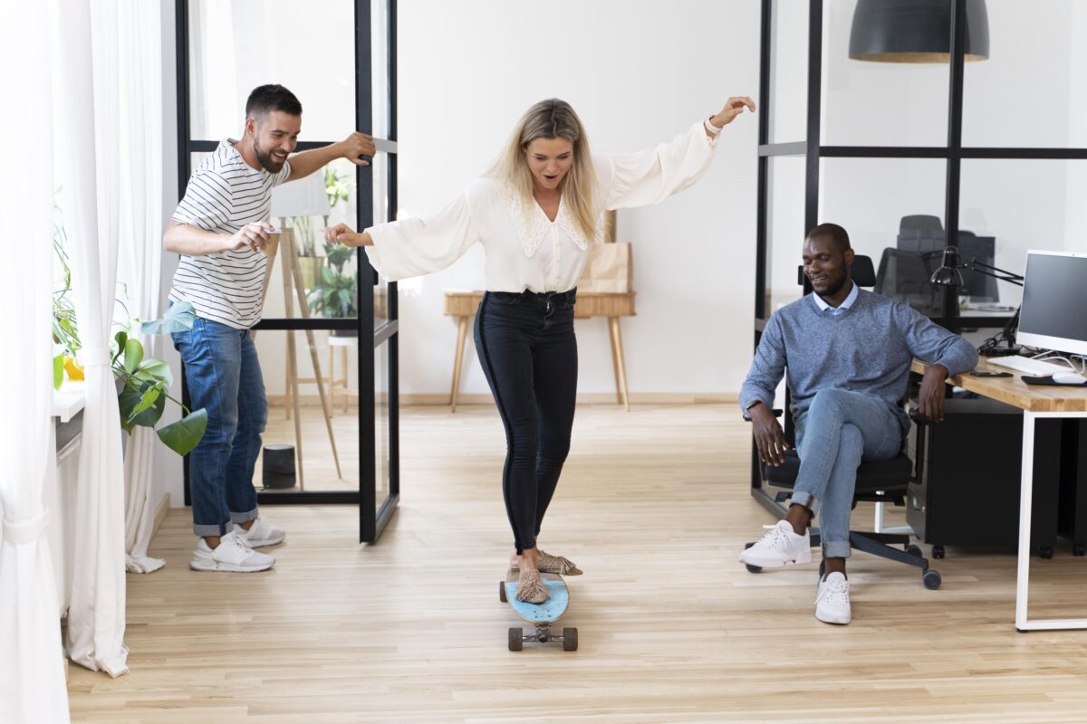 colaboradores realizando um momento de descompressão no trabalho