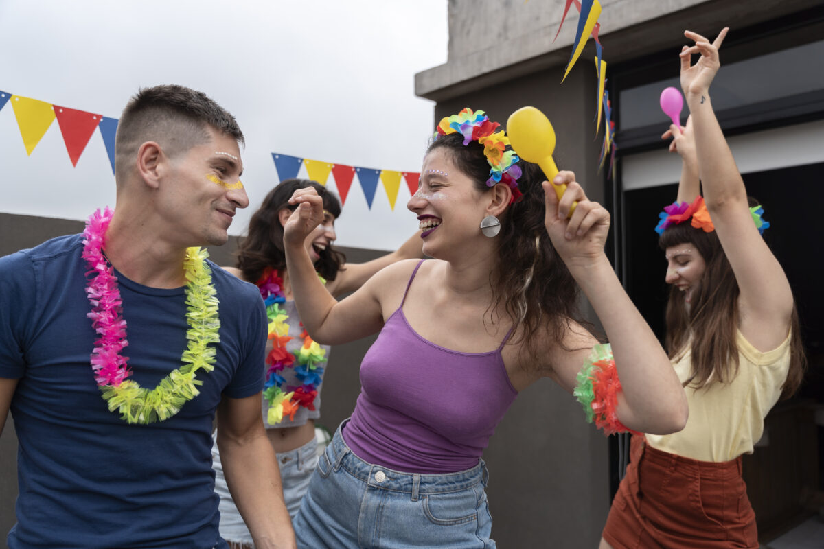 foliões no feriado de carnaval