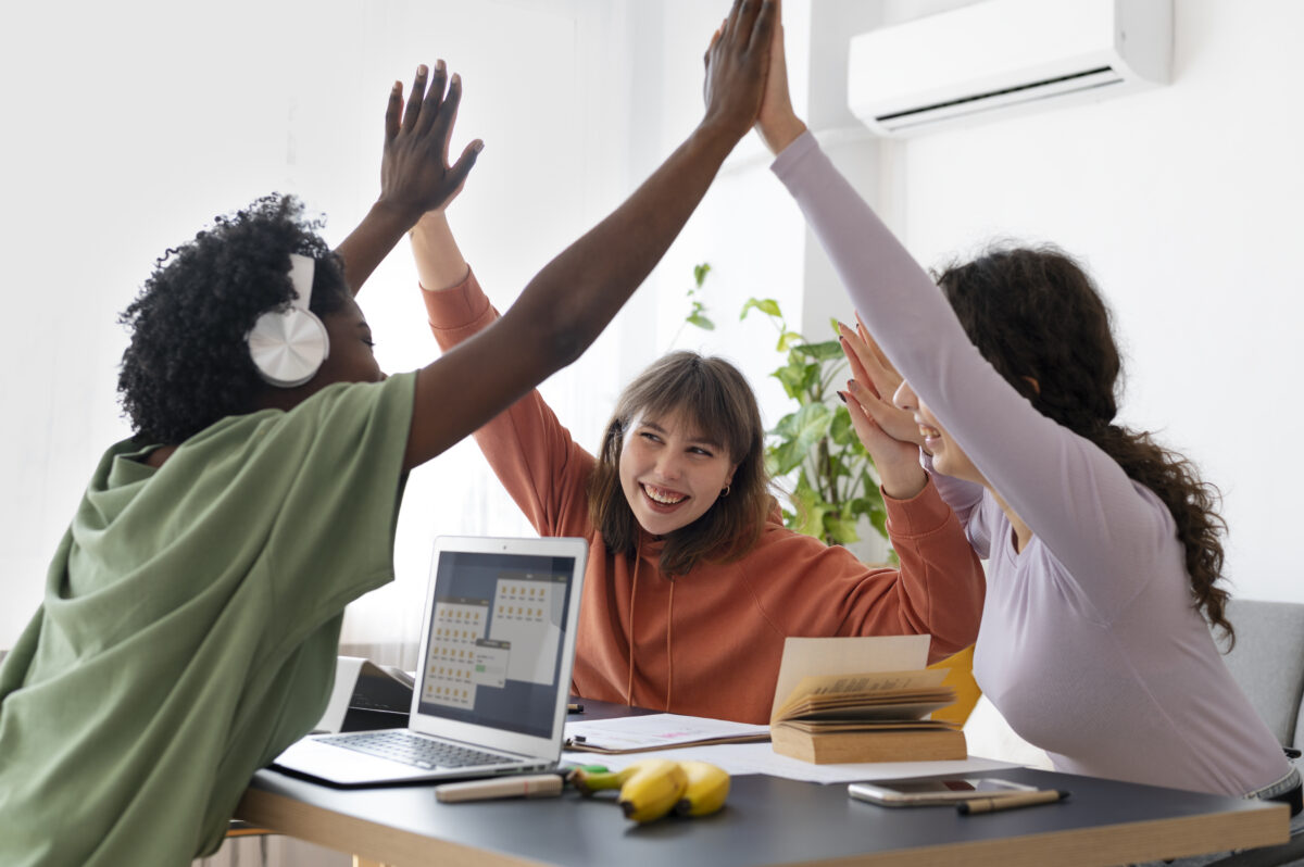 colaboradores trabalhando em equipe em um ambiente de trabalho saudável