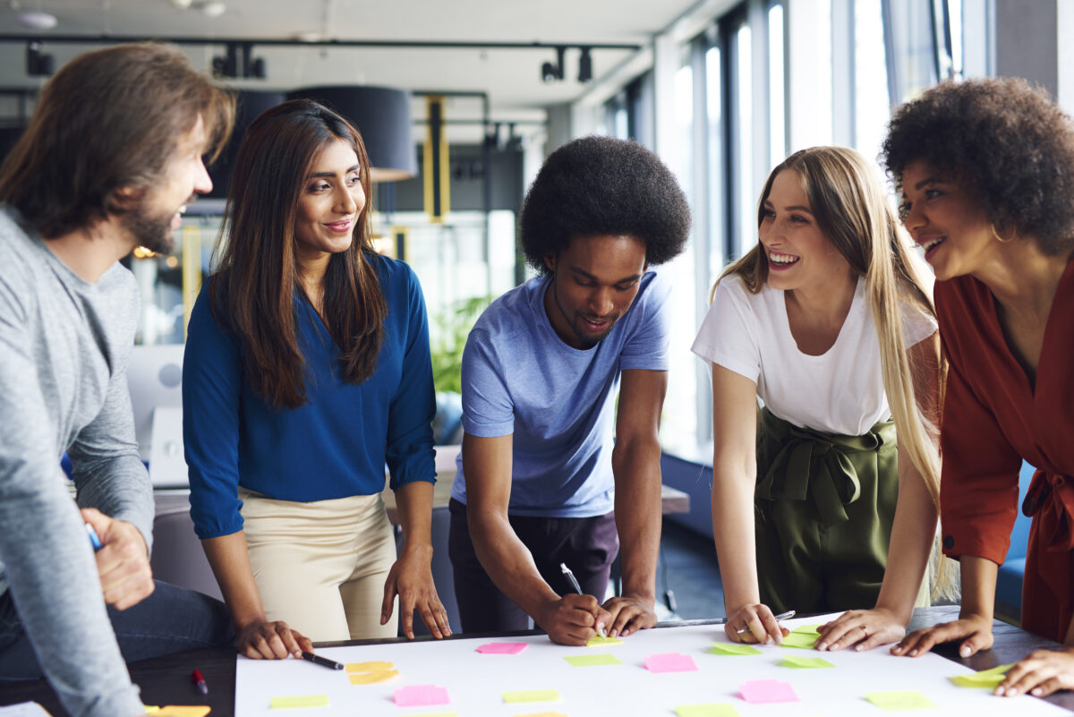 Equipe de colaboradores participando de ações internas na empresa 