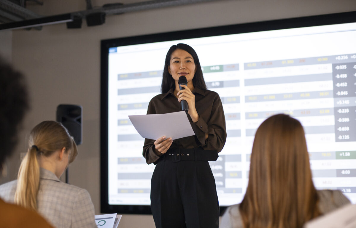 gerente de recursos humanos realizando um direcionamento para promover um ambiente de trabalho mais saudável