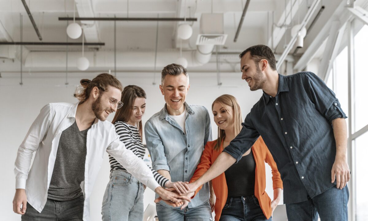 colaboradores unidos na empresa 