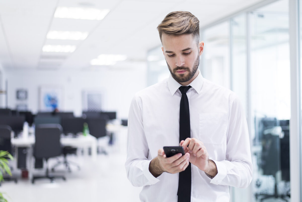 colaborador registrando ponto pelo celular