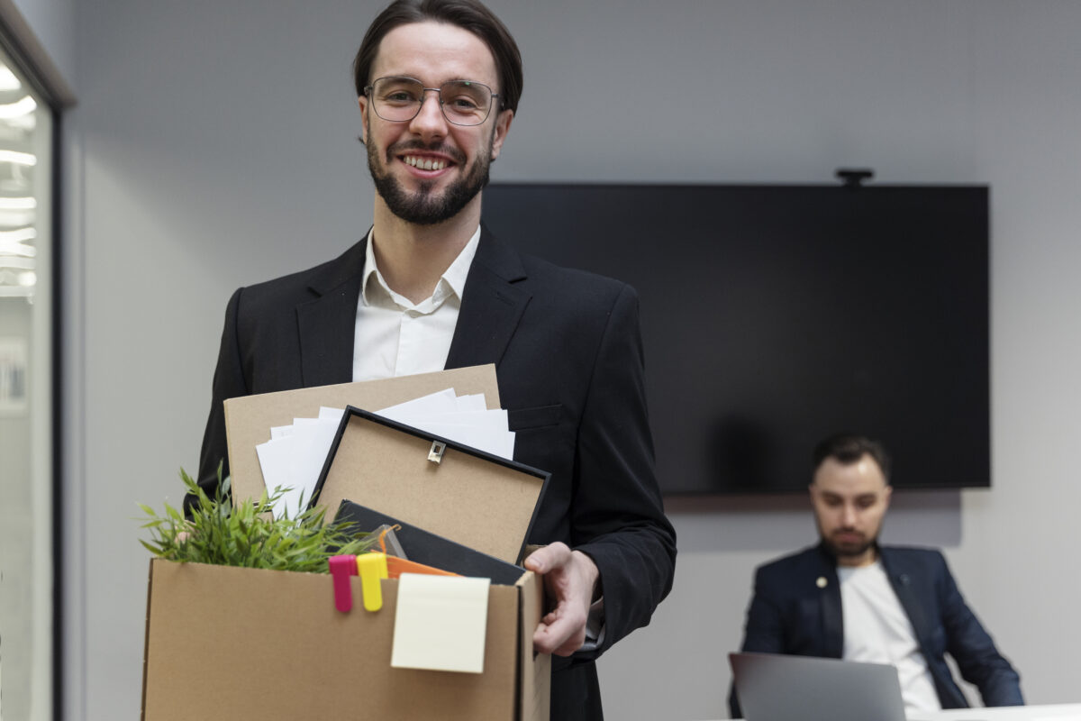 Colaborador se desligando da empresa, em direção a uma melhor oportunidade de trabalho