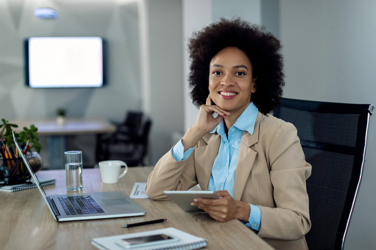 mulher negra em seu ambiente de trabalho