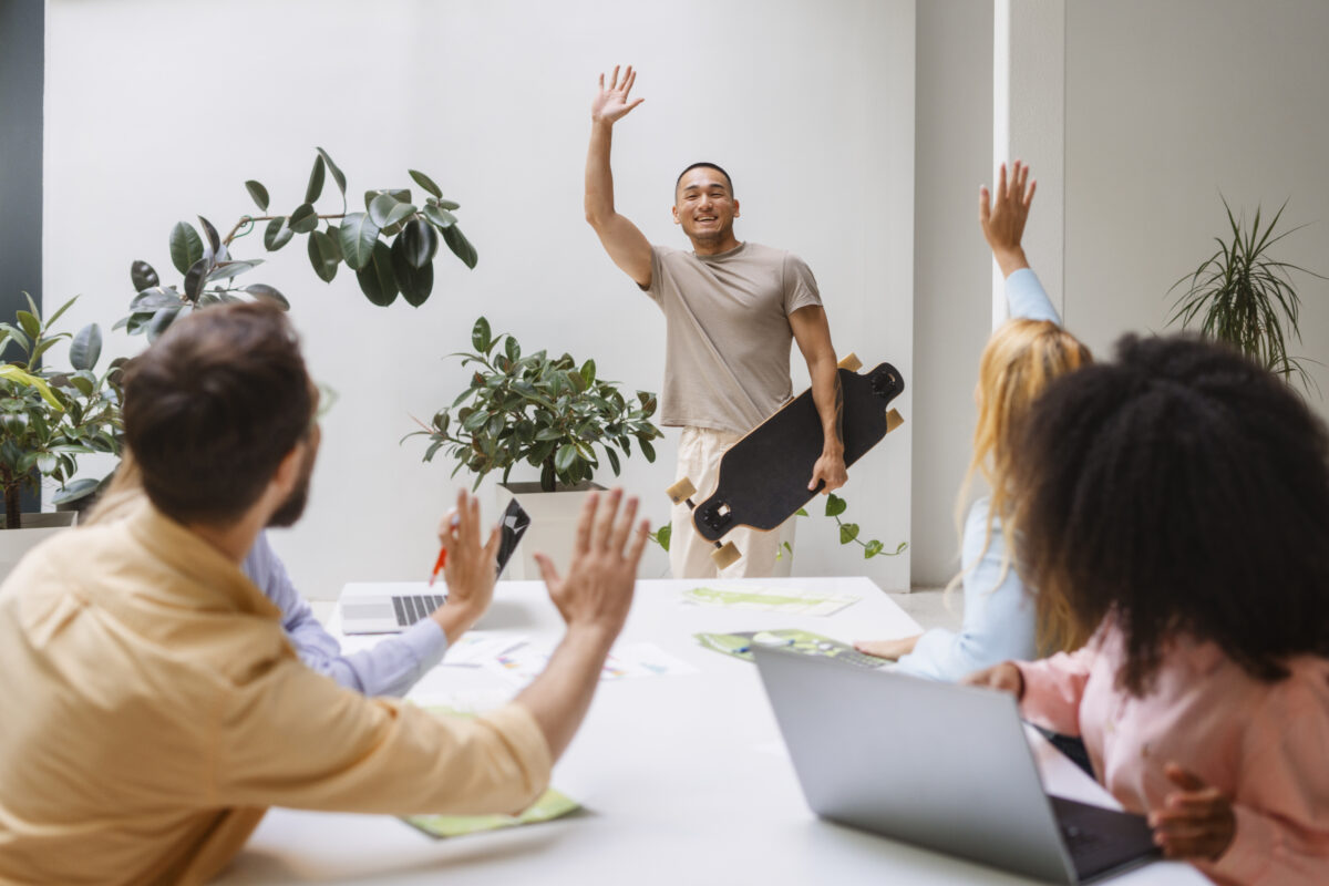 colaboradores felizes em seu ambiente de trabalho