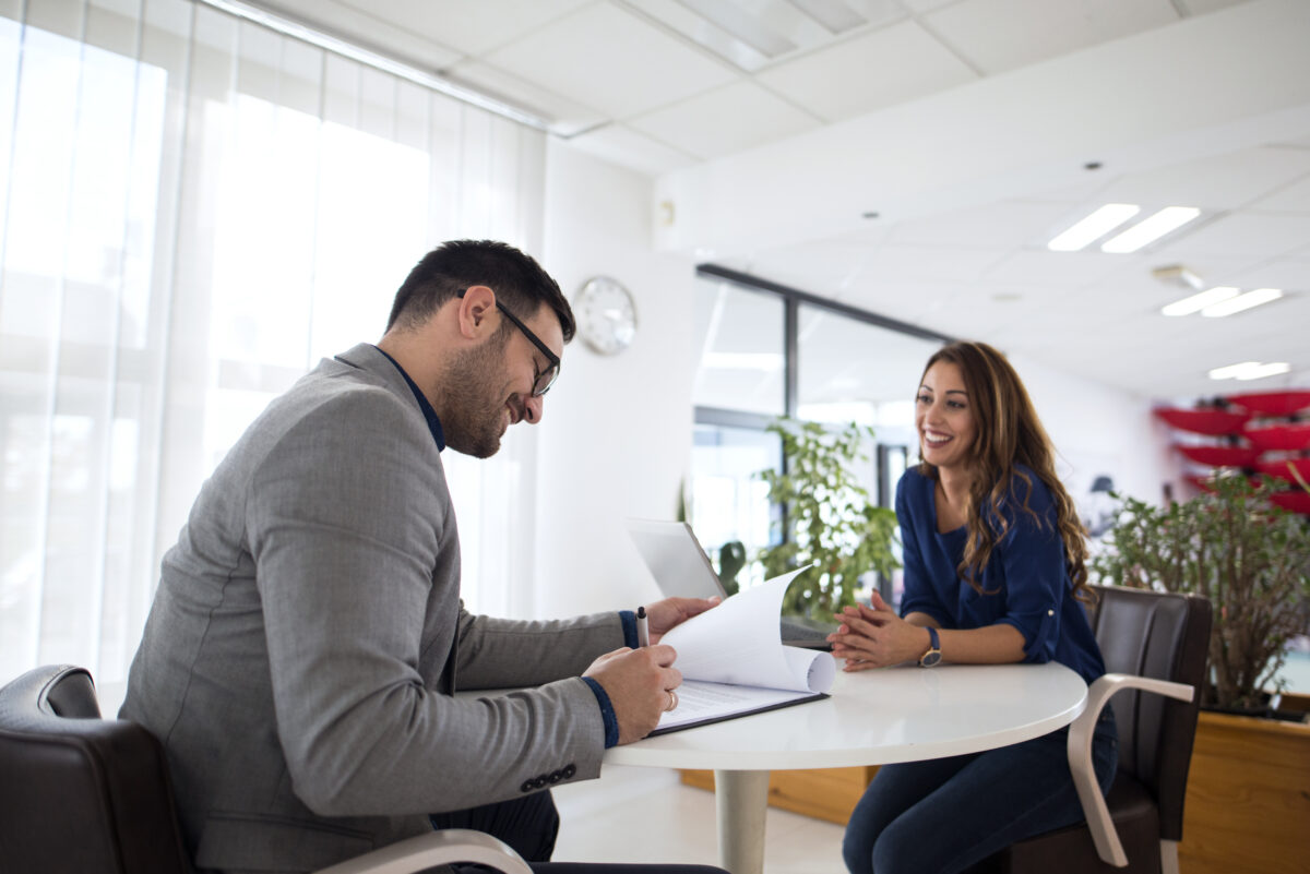 profissional de recursos humanos realizando uma entrevista com uma candidata 