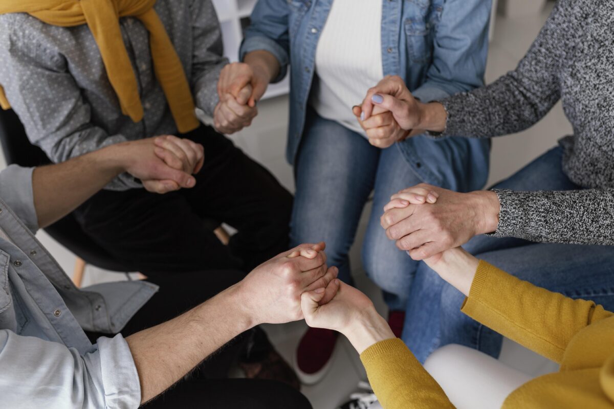 pessoas unidas no trabalho, dando apoio uns aos outros