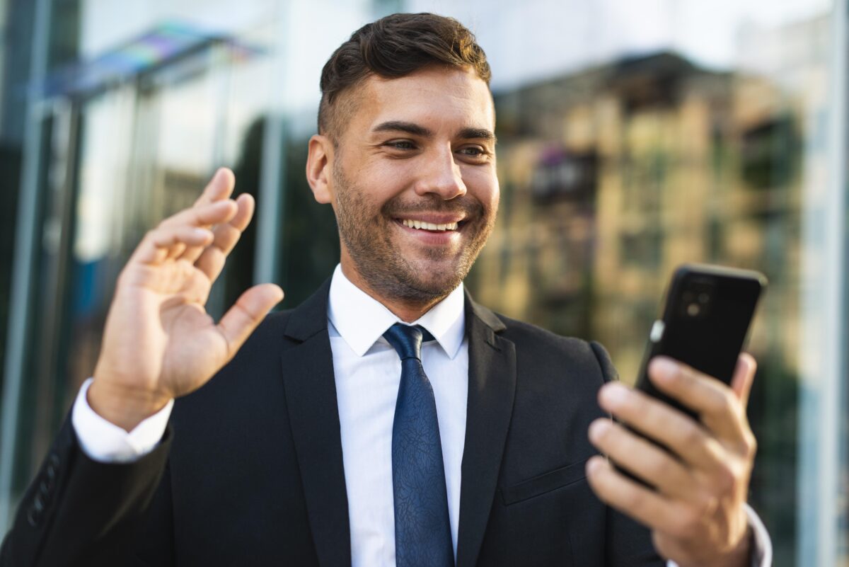 colaborador registrando seu ponto por meio de um smartphone