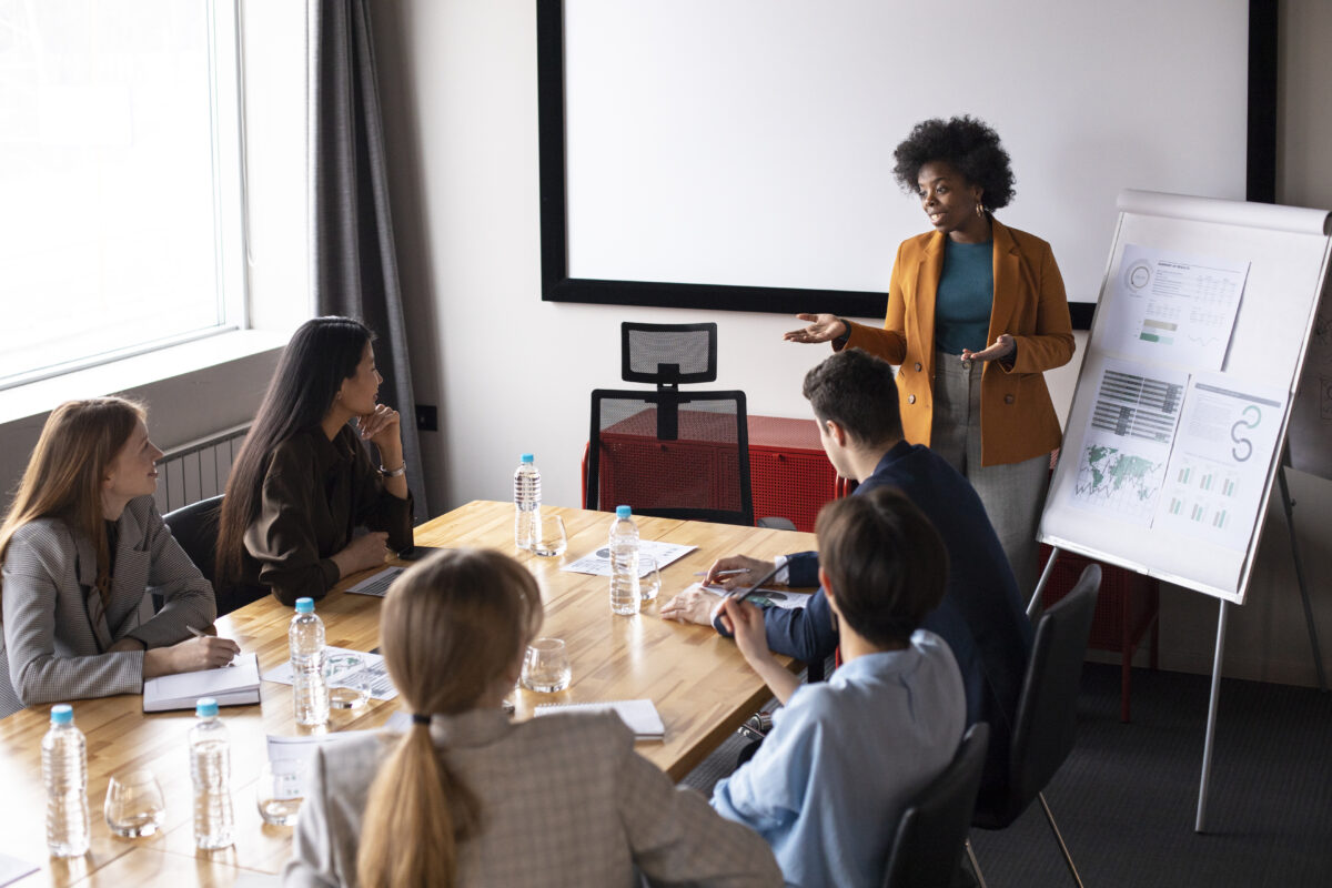 colaboradores participando de um treinamento para aperfeiçoar suas habilidades