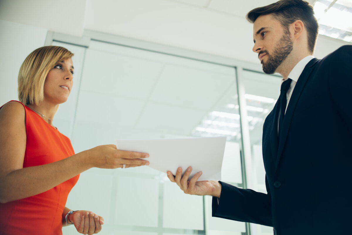 Gestora entregando suas considerações de feedback em uma entrega de seu colaborador