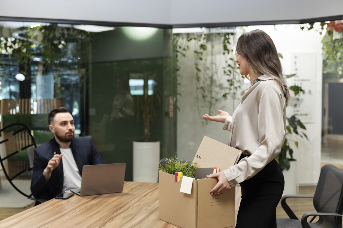 colaboradora deixando a empresa, depois de passar por um processo de offboarding