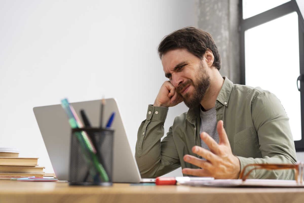 colaborador mal-humorado em seu trabalho