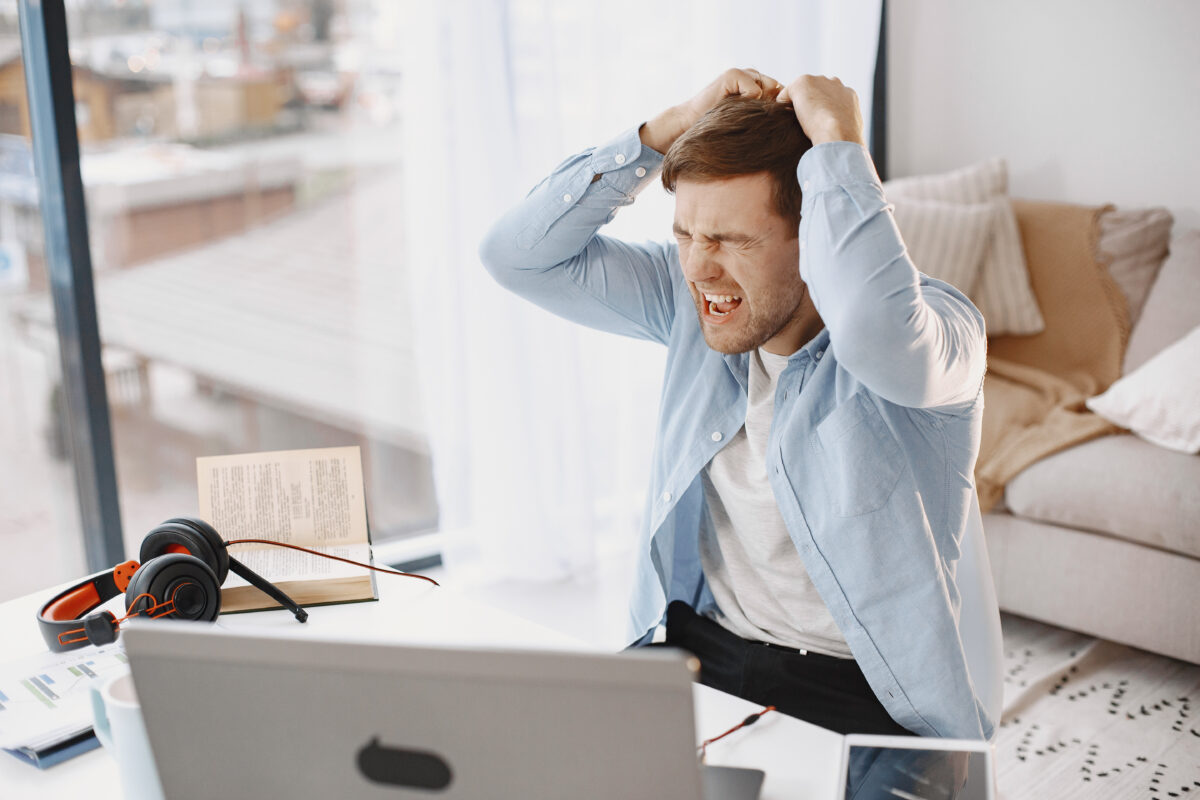 Colaborador estressado em seu ambiente de trabalho