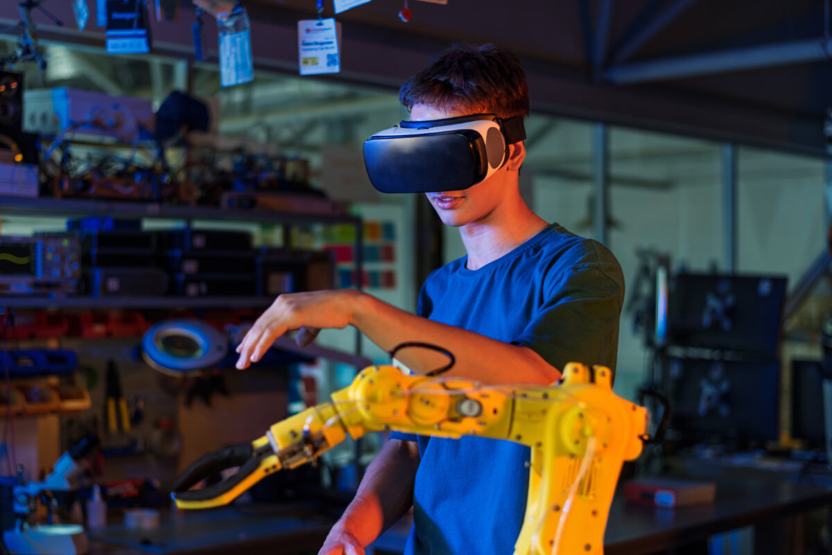 homem testando óculos de realidade virtual em seu ambiente de trabalho