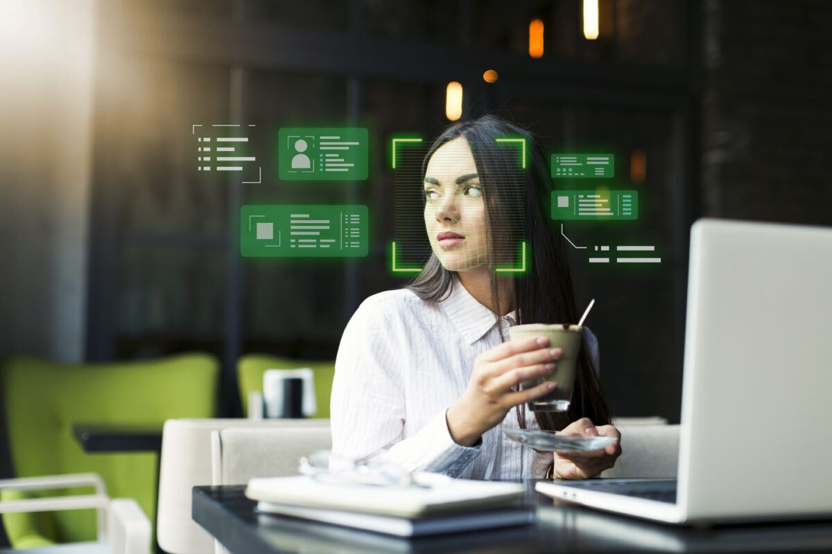 mulher em seu ambiente de trabalho, utilizando tecnologia