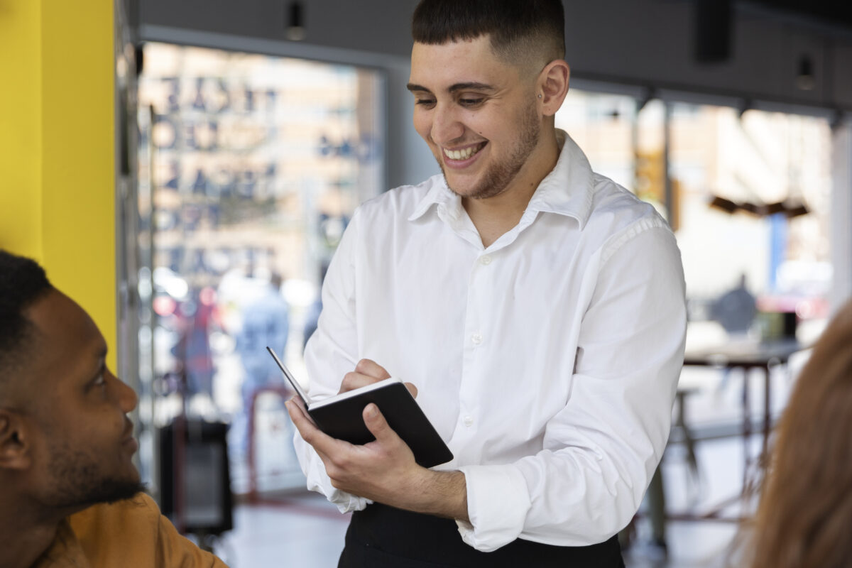 colaborador atendendo um cliente em dia de feriado 