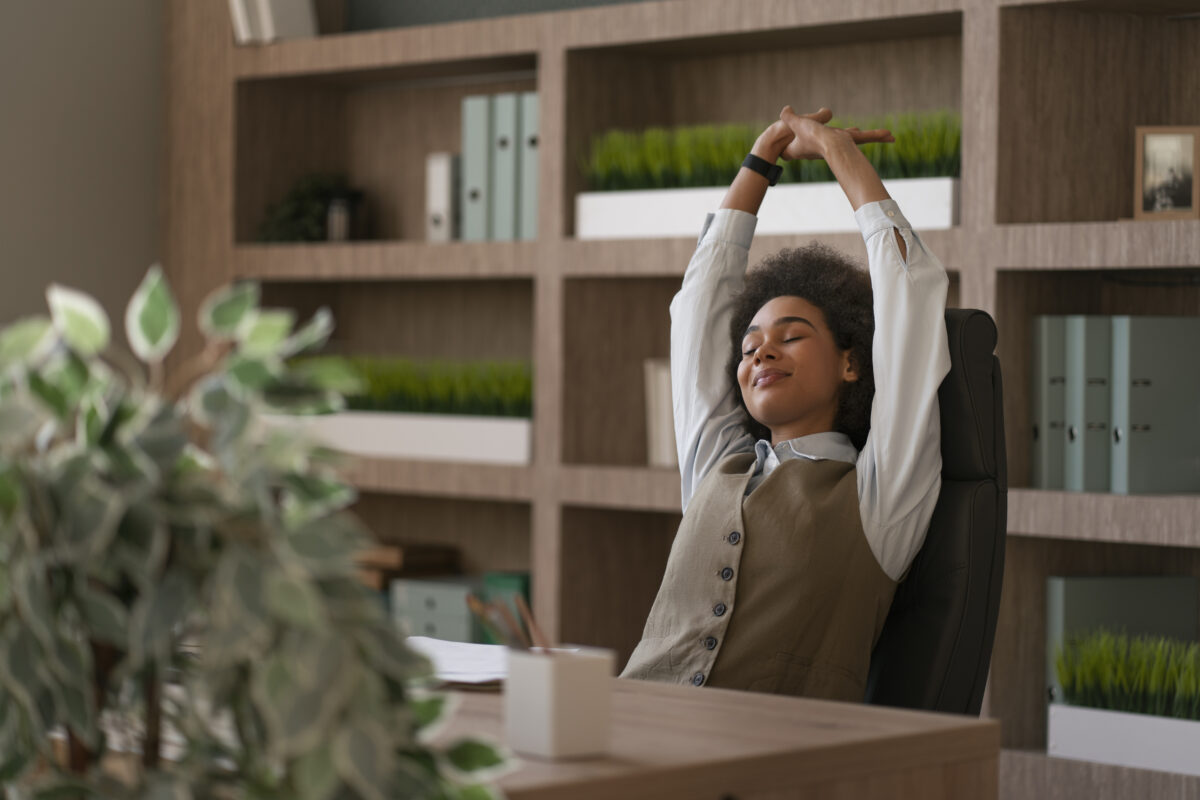 colaboradora relaxando no ambiente de trabalho