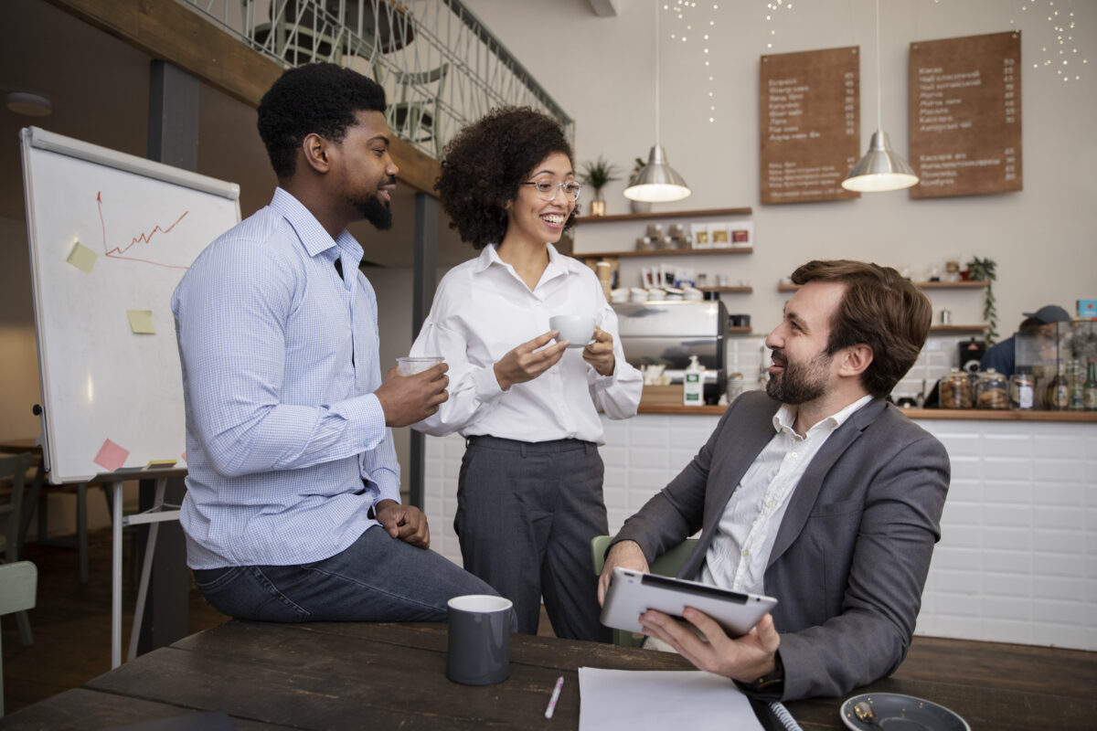 colaboradores conversando em seu ambiente de trabalho