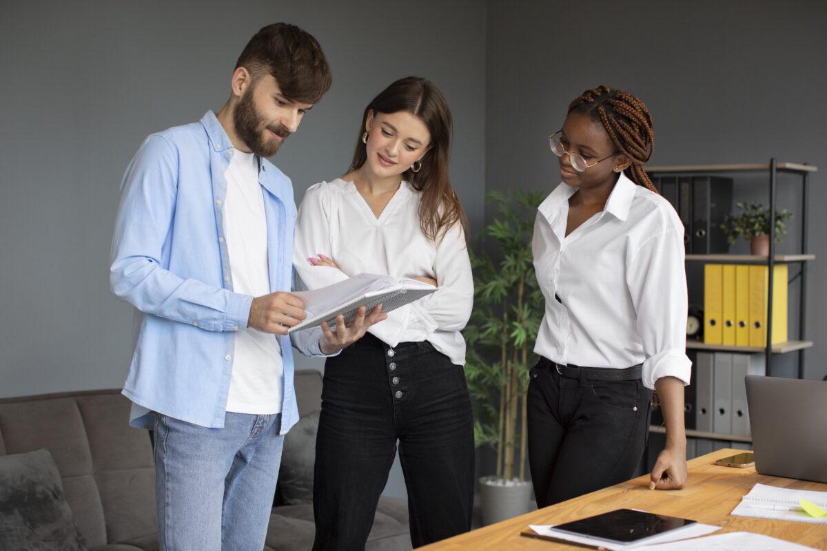 colaboradores lendo o código de conduta da empresa 