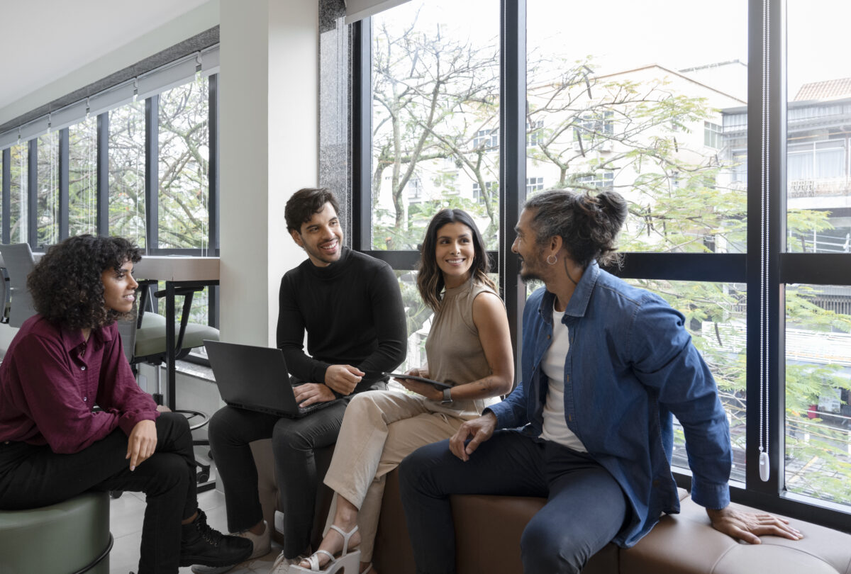 colaboradores conversando em seu ambiente de trabalho